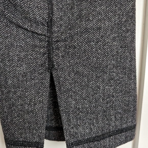 Capri Lululemon size 8 - Picture 4 of 6